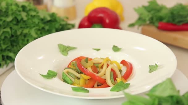 Calamares fritos y verduras — Vídeo de stock