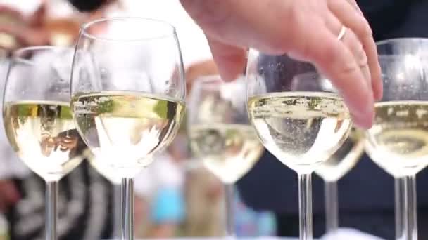 La gente toma copas de vino blanco espumoso — Vídeos de Stock