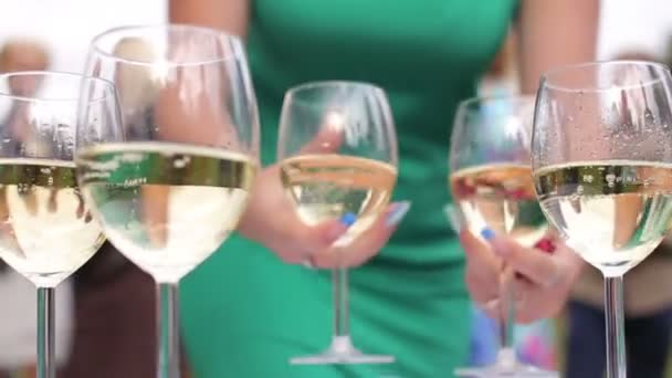 Люди беруть келихи ігристого білого вина — стокове відео
