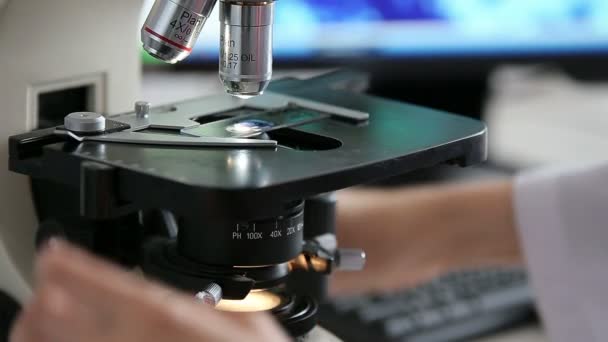 Microbiologie laboratoriumwerk met Microscoop — Stockvideo