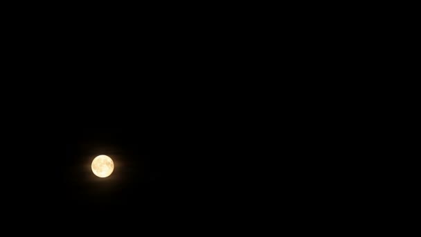 Full Moon passerar över grumliga natt himlen Timelapse — Stockvideo