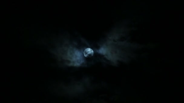 Pleine lune par une nuit nuageuse 