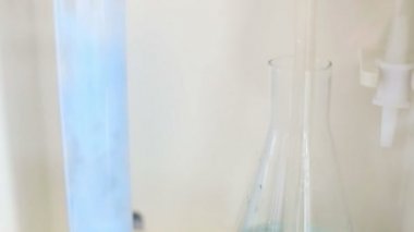 Cam bir kimyasal laboratuvar renkli sıvı reaksiyonu sırasında