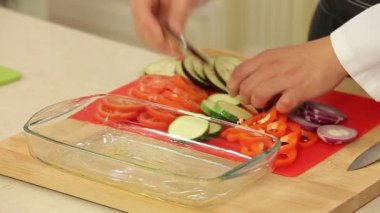 Şef ratatouille pişirme