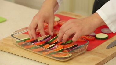 Şef ratatouille pişirme