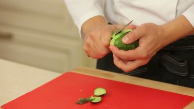 Şef avokado peeling