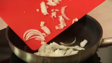 Bir tavada doğranmış soğan pilaki Şef