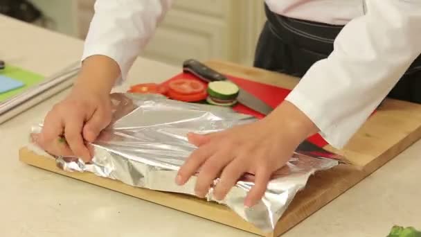 Chef-kok is koken ratatouille — Stockvideo