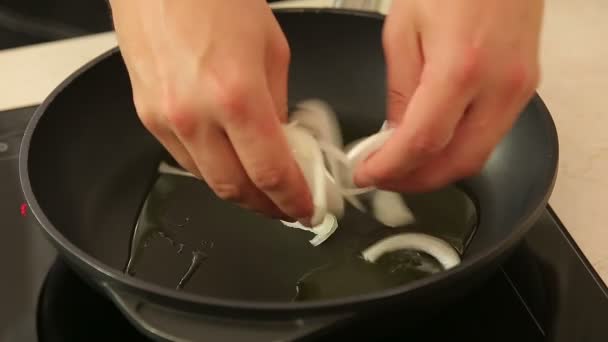 厨师滴切好的洋葱放入锅内 — 图库视频影像