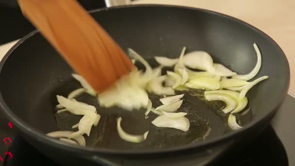 Kocken stewing hackad lök i en wok — Stockvideo