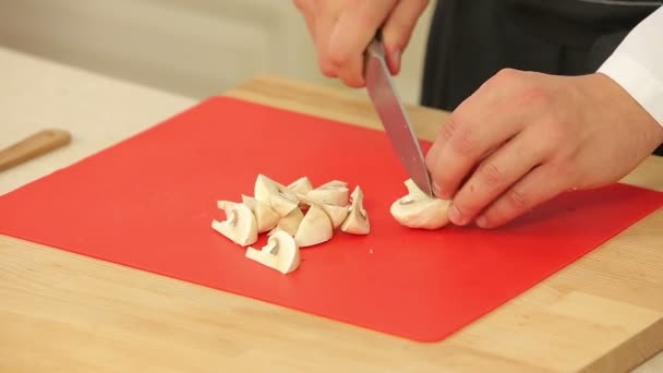 Lo chef sta tagliando champignons — Video Stock