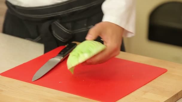 Chef cutting green cabbage — Stock Video