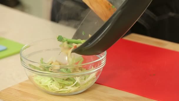 Chef kocht heißen Gemüsesalat — Stockvideo