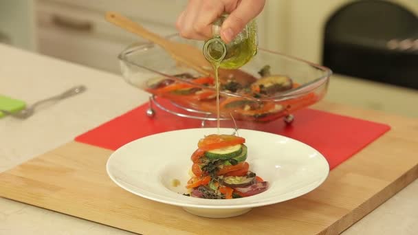 Chef está servindo ratatouille recém-assado em um prato — Vídeo de Stock