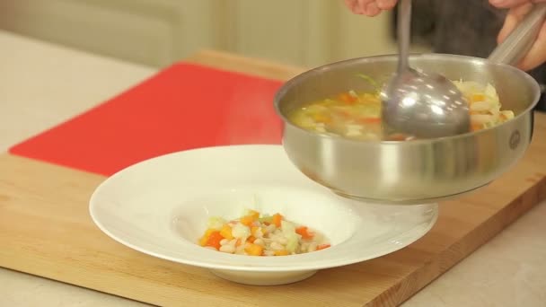 Servir sopa con frijoles y verduras — Vídeo de stock