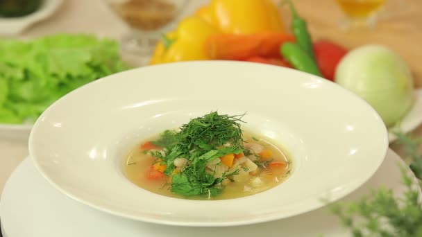 Frisch gekochte Suppe mit Bohnen und Gemüse — Stockvideo