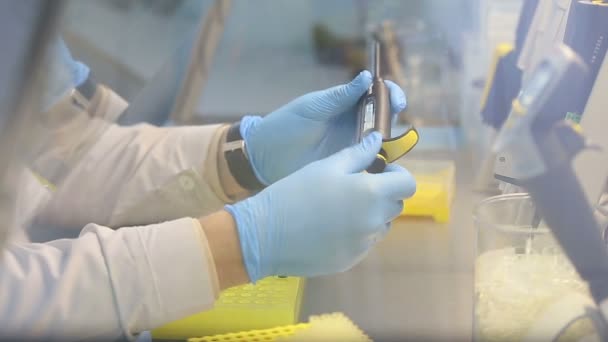 Luogo di lavoro del laboratorio per il test del DNA — Video Stock