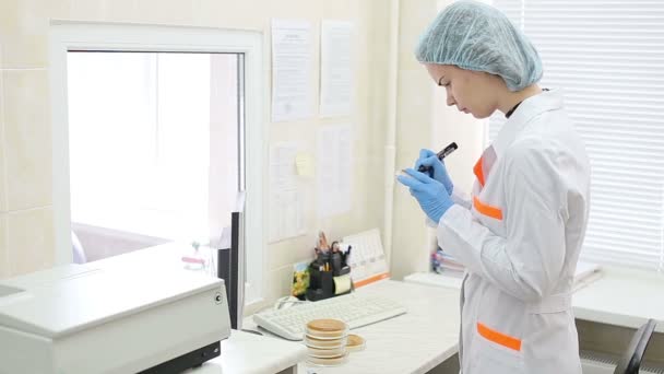 Microbiologie laboratorium, inspecteren petrischaal — Stockvideo