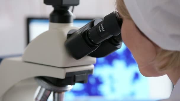 Microbiologie laboratoriumwerk met Microscoop — Stockvideo