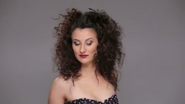 Genç esmer, uzun kahverengi kıvırcık saçlı dans eden