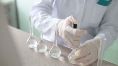 Araştırmacı sıvı kimyasal laboratuvar ile çalışır