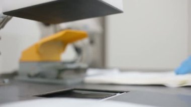 Teknisyen makine etiketleme ile çalışır