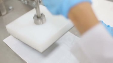Teknisyen makine etiketleme ile çalışır