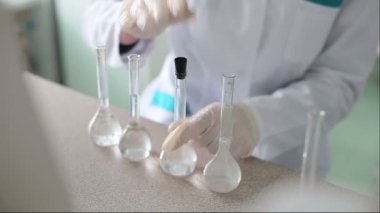 Araştırmacı sıvı kimyasal laboratuvar ile çalışır