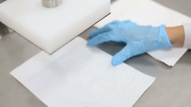 Teknisyen makine etiketleme ile çalışır