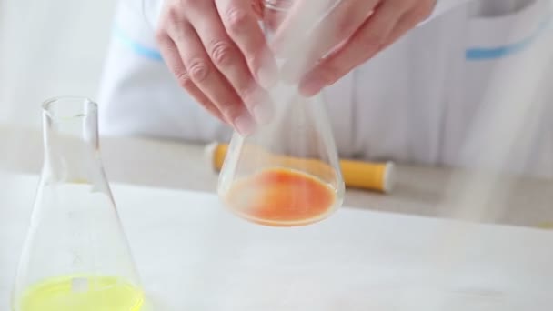 Naukowiec pracuje z płynów w laboratorium chemicznym — Wideo stockowe