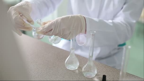Ερευνητής συνεργάζεται με υγρά σε χημικό εργαστήριο — Αρχείο Βίντεο