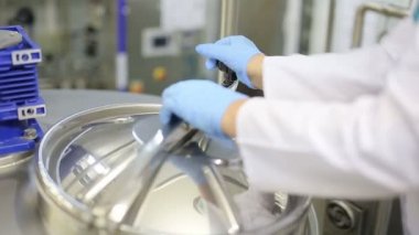 Teknisyen Merhaba-Hidrofor kapağı kapatır