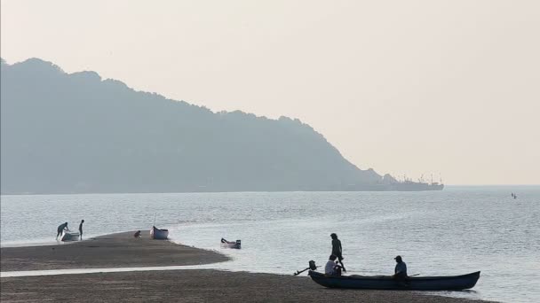 ボートや漁師のシルエットと熱帯霧海の風景 — ストック動画