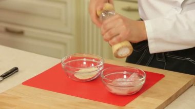 Tavuk göğsü susam breading içinde ham parça