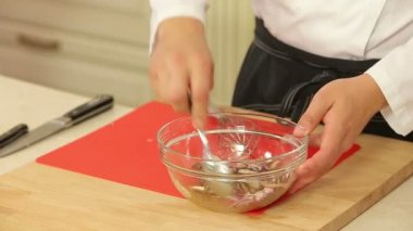 Ev yapımı salata sosu.