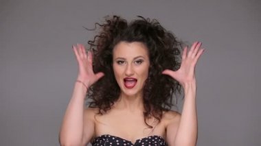 Genç esmer, uzun kahverengi kıvırcık saçlı dans eden