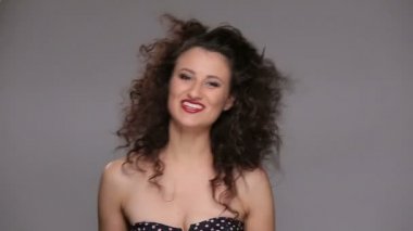 Genç esmer, uzun kahverengi kıvırcık saçlı dans eden