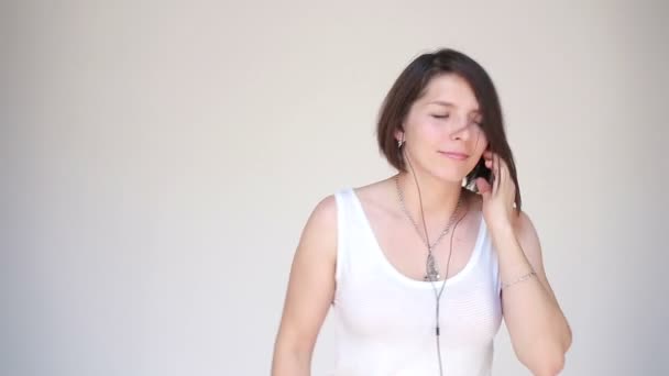 Woman dancing with earbuds — Stock Video