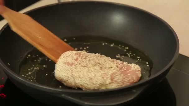 Freír pechuga de pollo empanada de sésamo — Vídeos de Stock