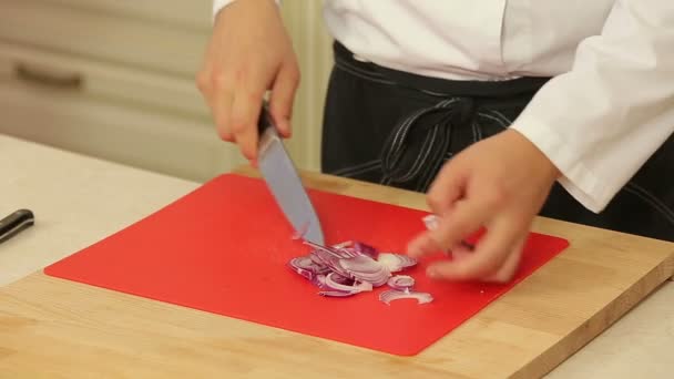 Шеф-кухар подрібнює червону цибулю та фрукти на побаченні — стокове відео