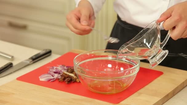 Vestido de ensalada hecho en casa — Vídeo de stock