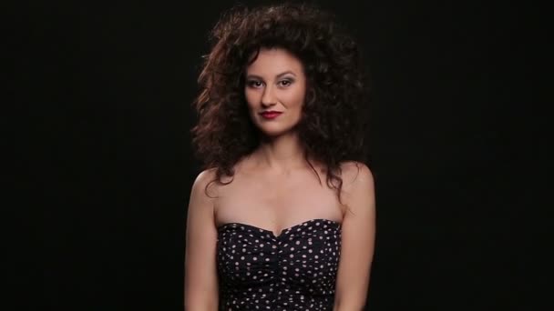 Young brunette with long brown curly hair dancing — Stock Video