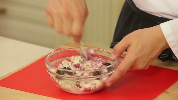 Queijo branco com cereja — Vídeo de Stock