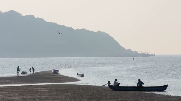 Misty paesaggio marino tropicale con barche e silhouette pescatori — Video Stock