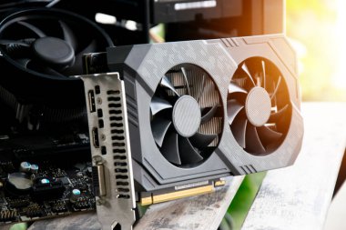 Ana kartın yan görüntüsü ve grafik kartı bilgisayarın ana bileşenleridir..