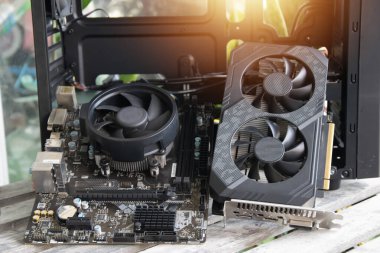 Ana kart ve grafik kartı bir bilgisayarın ana bileşenleridir..