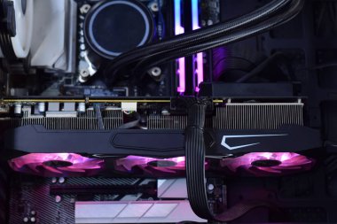 Bilgisayar şu anda açık. Bilgisayarın iç bileşenleri.