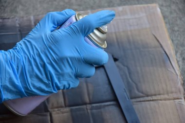 Ressam boya püskürtüyor..