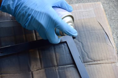 Ressam boya püskürtüyor..