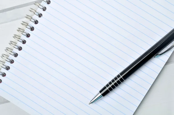 Cuaderno con pluma en la mesa — Foto de Stock